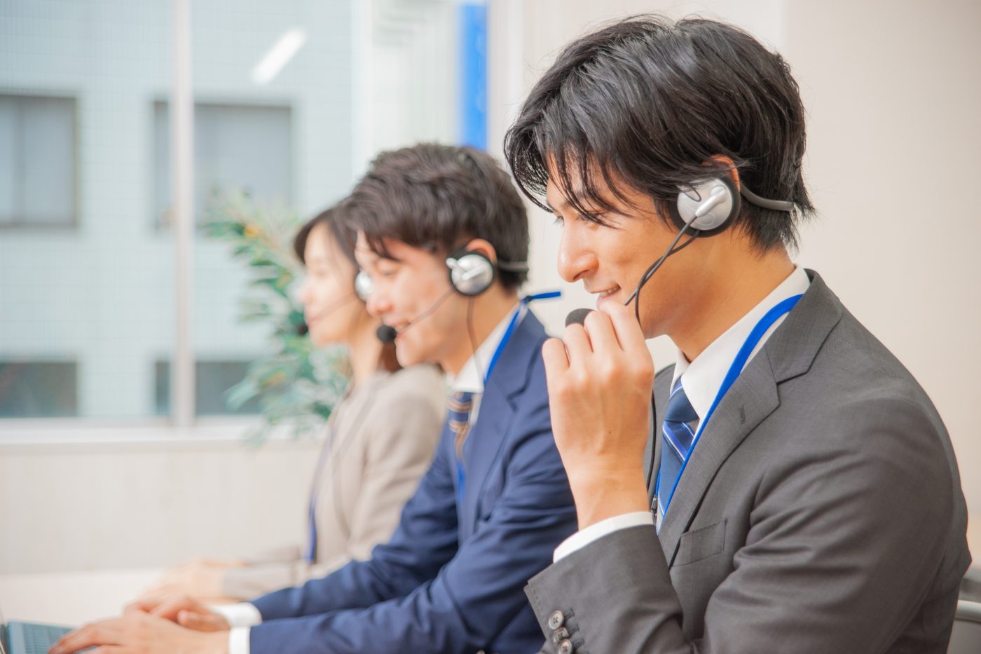 笑顔で電話対応をするスタッフ