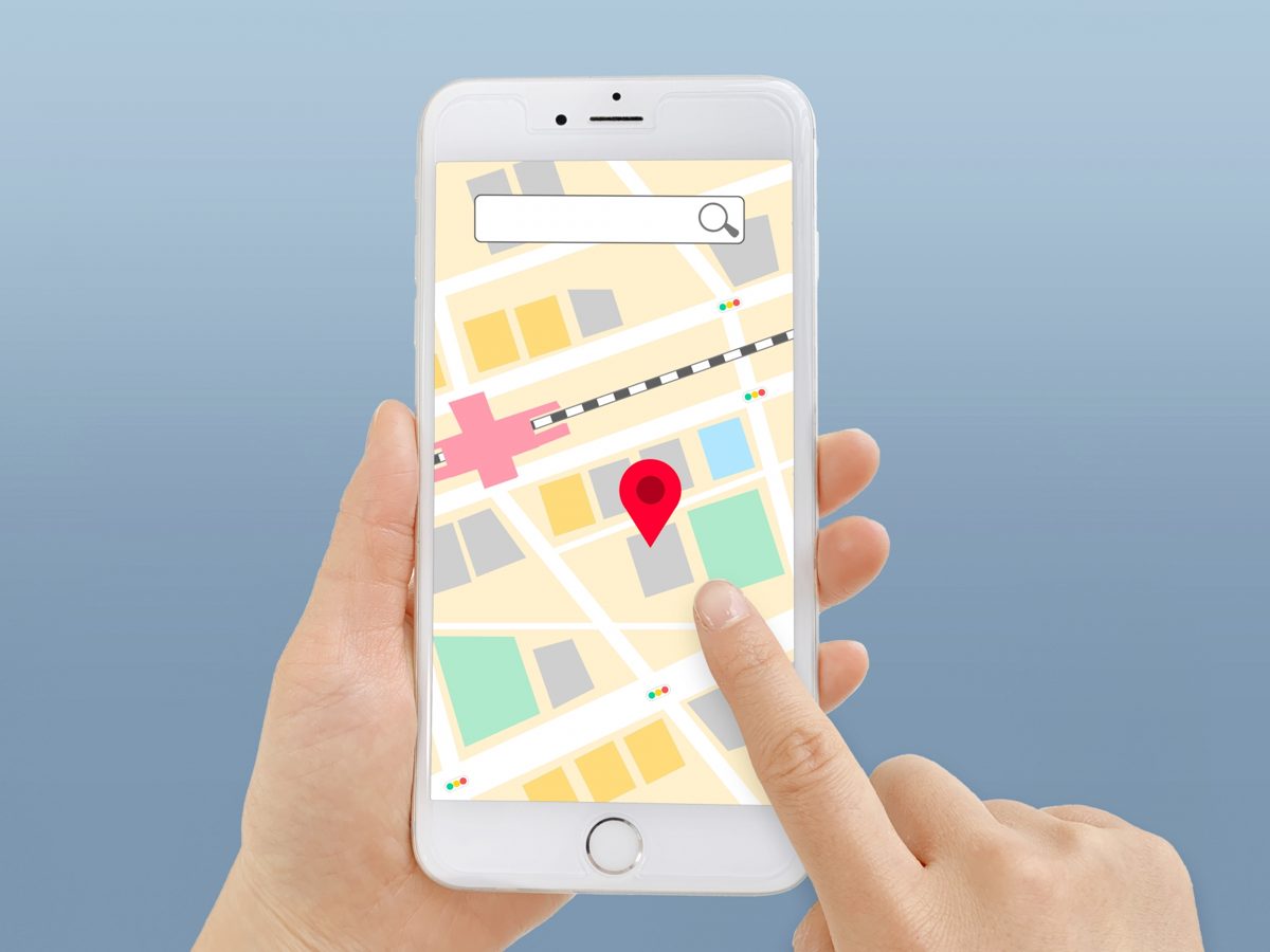 スマホで地図アプリを見ているところ